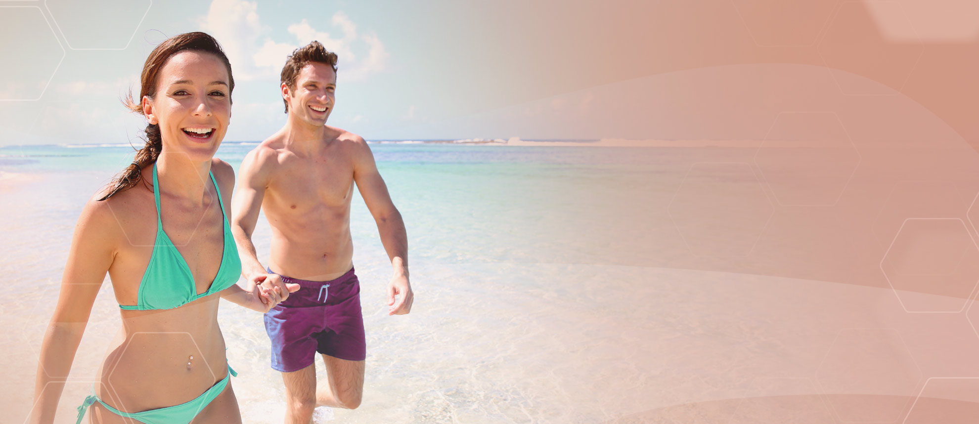 Photo Background happy couple running on the beach