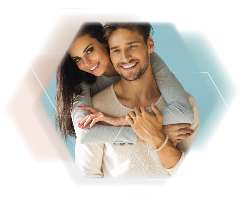 Un couple heureux se concentre sur de belles mains