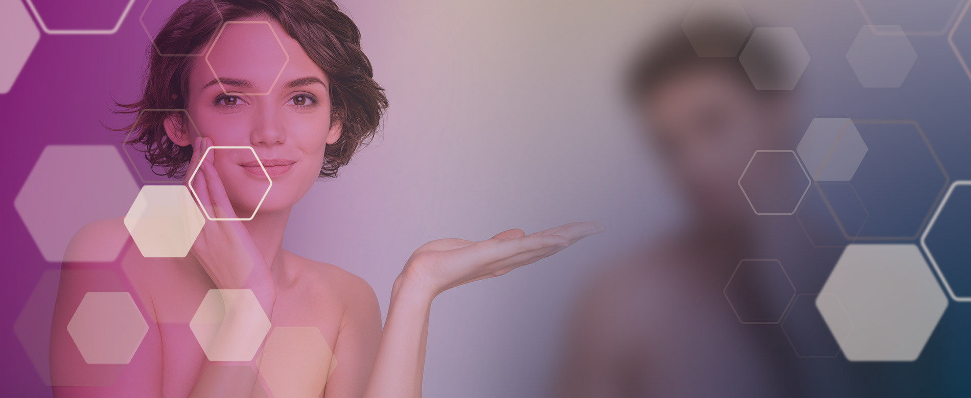 Hintergrundbild mit einer Frau die sich über glatte Haut freut und eine Hand hochhält