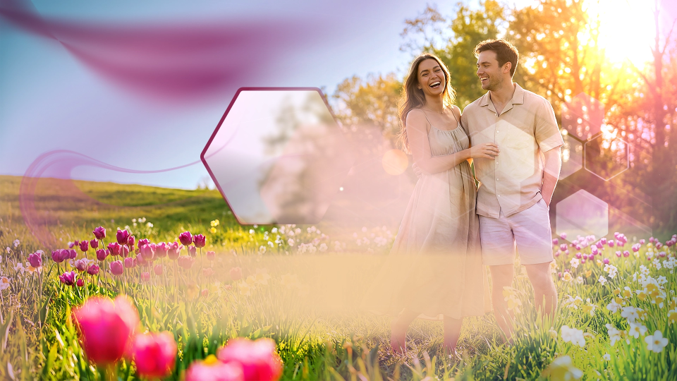 Hintergrundbild Akiton Frühling 2026 mit einem glücklichen Paar im Feld.